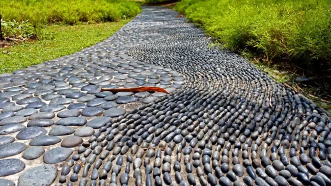 reflexology path This Reflexology Path was shot by alantankenghoe at the Singapore Botanic Gardens with a Sony NEX-5. You are supposed to walk bare-footed on this path and it is supposed to improve your health in what is known in ancient Chinese as Foot Reflexology.